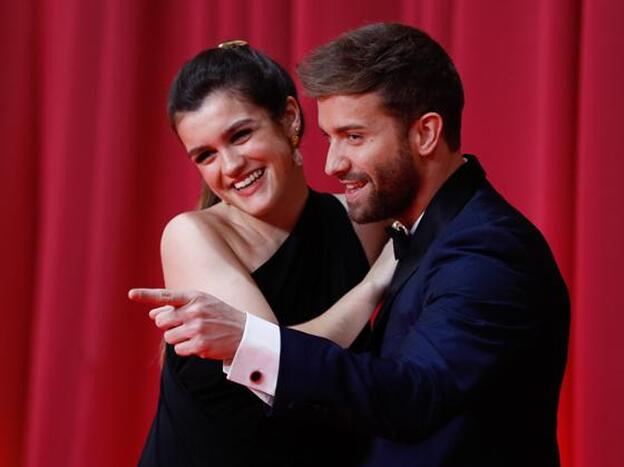 Las miradas entre Amaia Romero y Pablo Alborán en la alfombra roja de los Goya