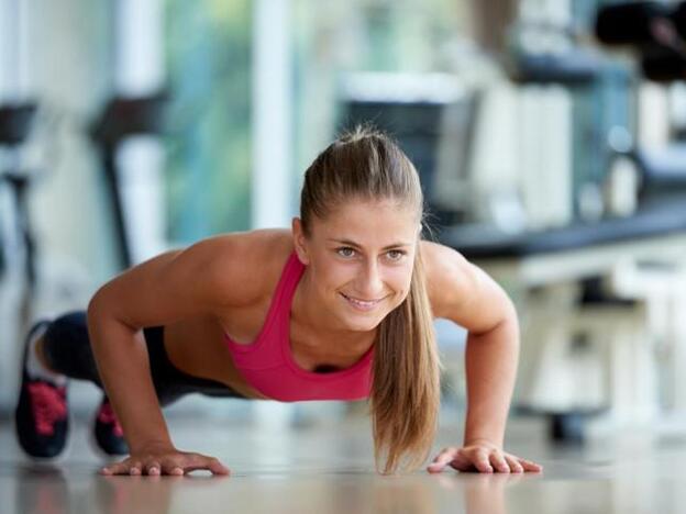 Los ejercicios que debes hacer para conseguir los brazos definidos de Clara Lago en los Goya