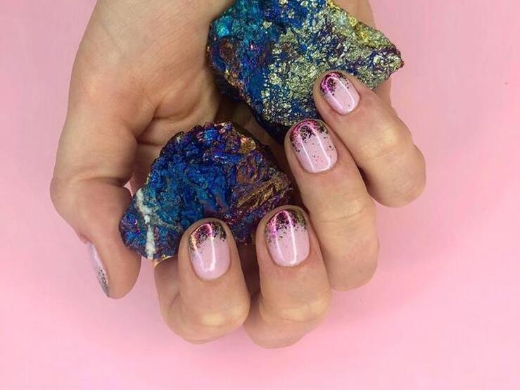 Manicura francesa con purpurina, la tendencia de uñas más fácil y brillante de 2020