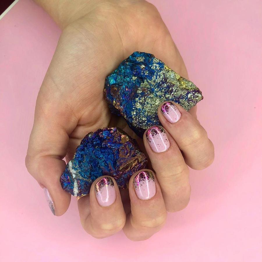 Manicura francesa con purpurina, la tendencia de uñas más fácil y brillante de 2020
