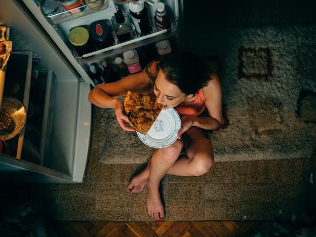 Por qué tienes hambre después de darte un atracón