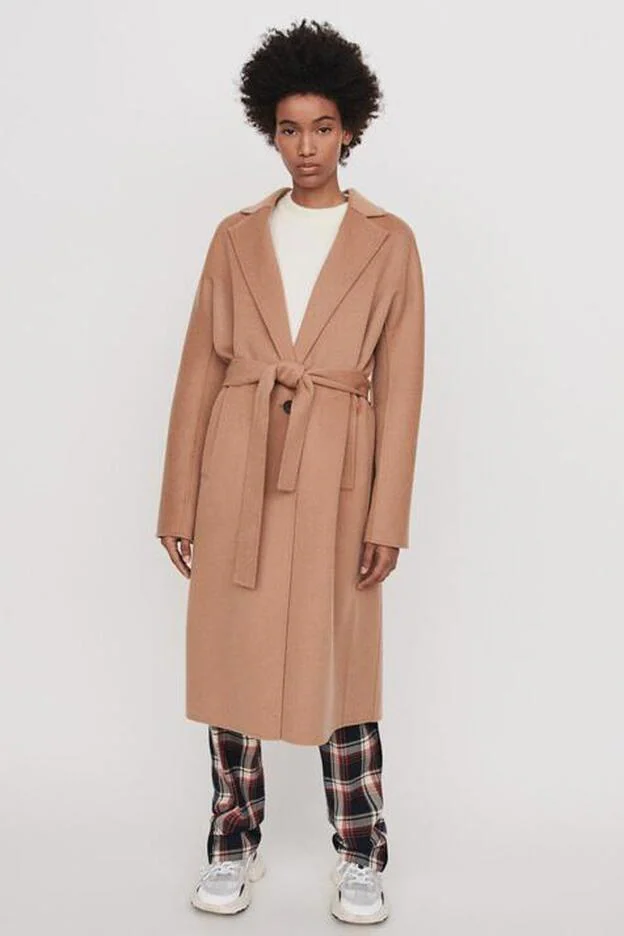 Este es el abrigo camel que lleva María Pombo, un diseño de Maje.