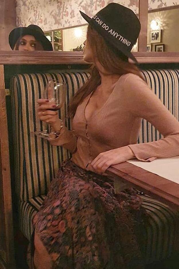 Sara Carbonero se mantiene fiel a su estilo boho con este look de rebajas