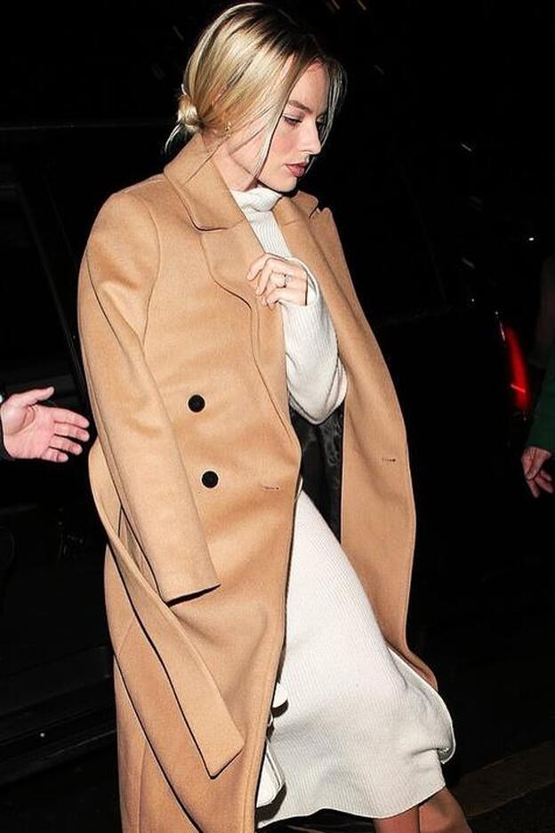 El elegantísimo abrigo de Margot Robbie que parece de alta costura y es de una firma española
