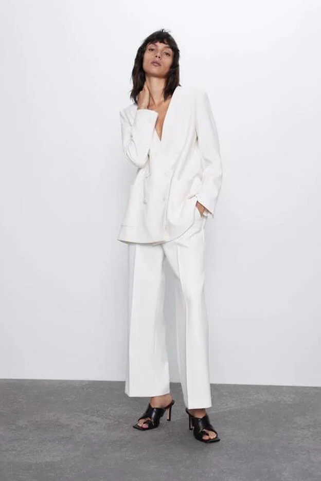 Traje de chaqueta blanco de Zara para copiar el look de Eva González.