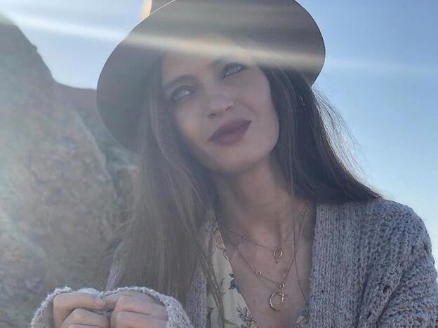 Chaqueta de punto y botas cowboy, el look de Sara Carbonero que tienes que copiar en primavera