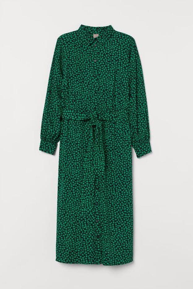 Vestido camisero con pequeñas flores verdes de la colección talla grande de H&M.
