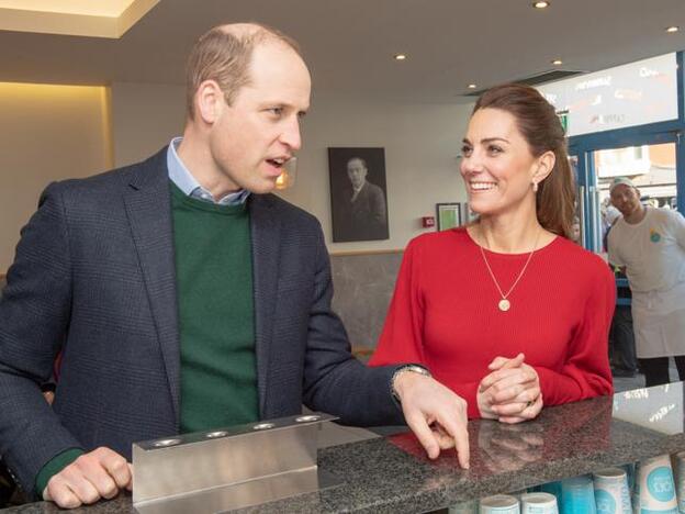 Así combina Kate Middleton un sencillo vestido rojo de Zara en un look de día perfecto