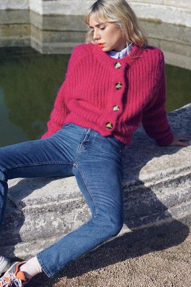Cárdigan y vaqueros sostenibles, el look de invierno que vas a querer repetir una y mil veces