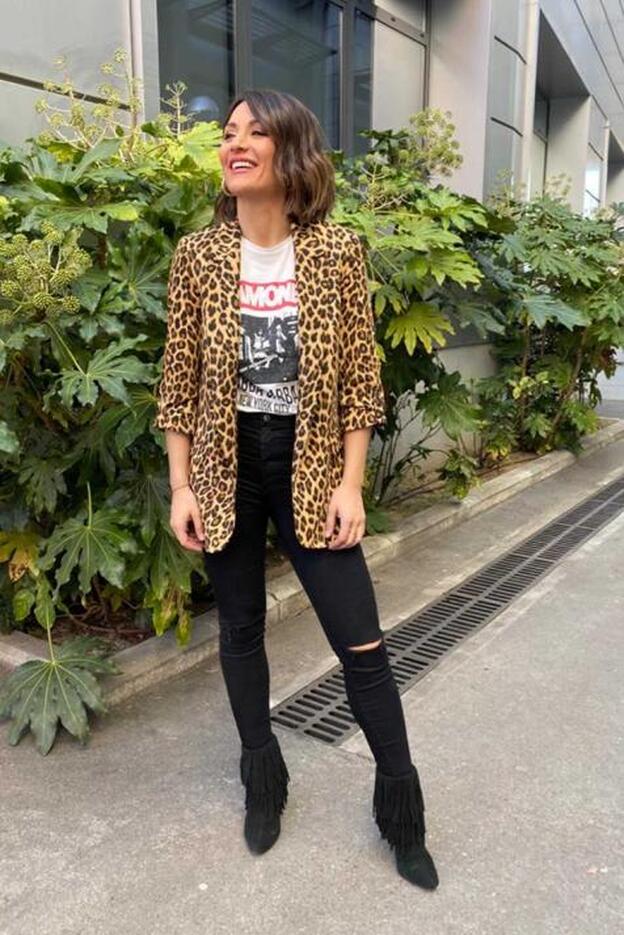 Nagore Robles se apunta al estampado de leopardo con una blazer ideal para el denim negro