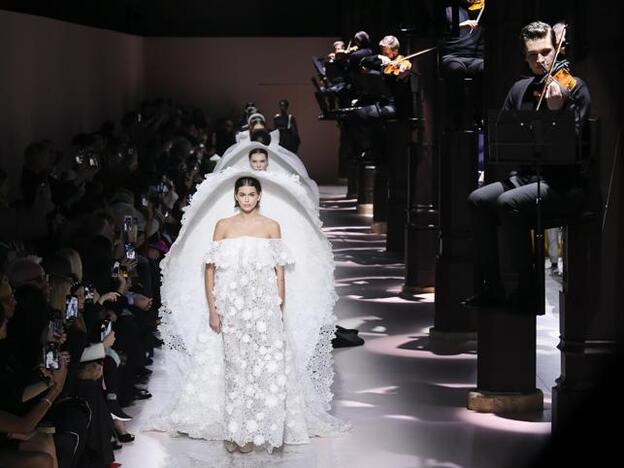 Veinte firmas de alta costura firman un acuerdo con Youtube para que puedas ver sus desfiles desde tu casa