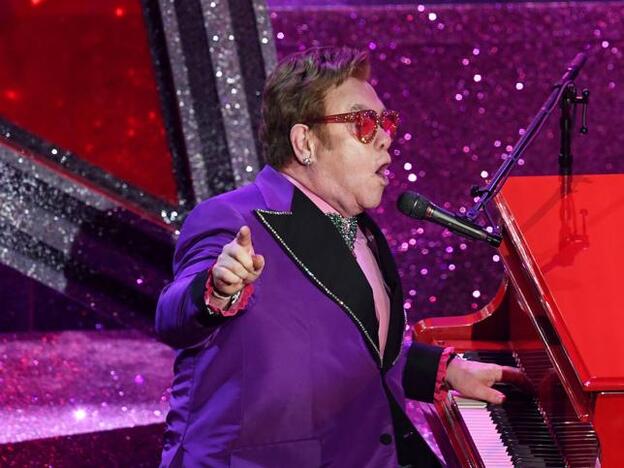 Elton John actúa minutos antes de llevarse su Premio Oscar 2020.