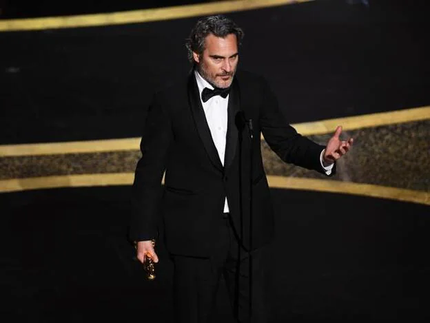 Joaquin Phoenix recogiendo su Premio Oscar 2020 por 'Joker' como mejor actor principal. Pincha sobre la foto para ver todos los looks de la alfombra roja./gtres.