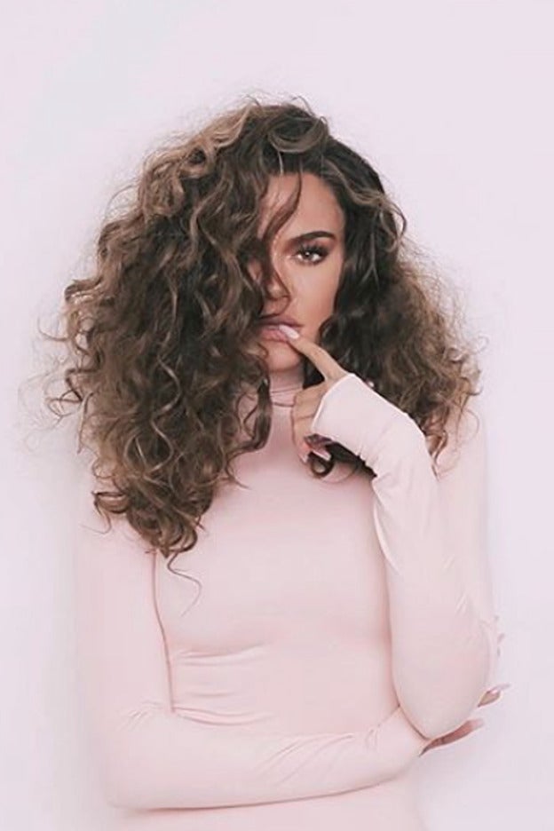 Khloé Kardashian ha vuelto al pelo oscuro y no sabemos si nos convence el cambio
