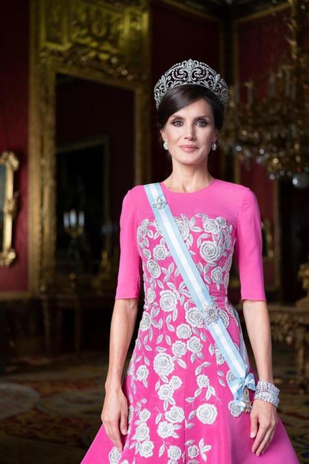 La reina Letizia saca del armario su Carolina Herrera favorito para los retratos de la Familia Real
