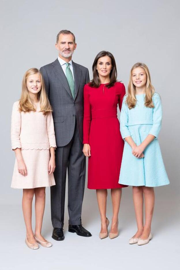 Nuevos retratos oficiales de los Reyes de España y sus hijas