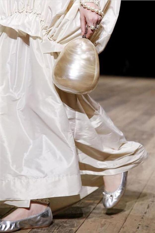 El bolso perla ideal para tus looks de invitada que vas a querer llevar a todas horas porque es perfecto