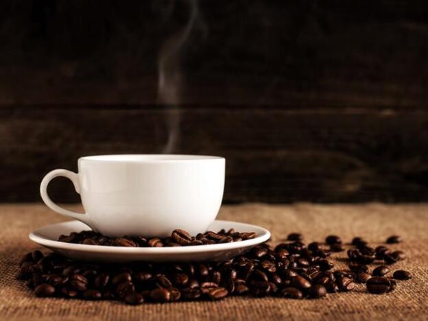 Los antioxidantes del café te ayudan a prevenir el cáncer de mama. Pincha aquí para saber otros alimentos que también reducen tu riesgo de sufrir cáncer./unsplash