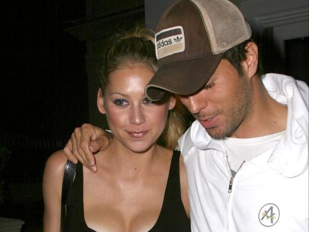 Enrique Iglesias y Anna Kournikova posan con su hija recién nacida por primera vez