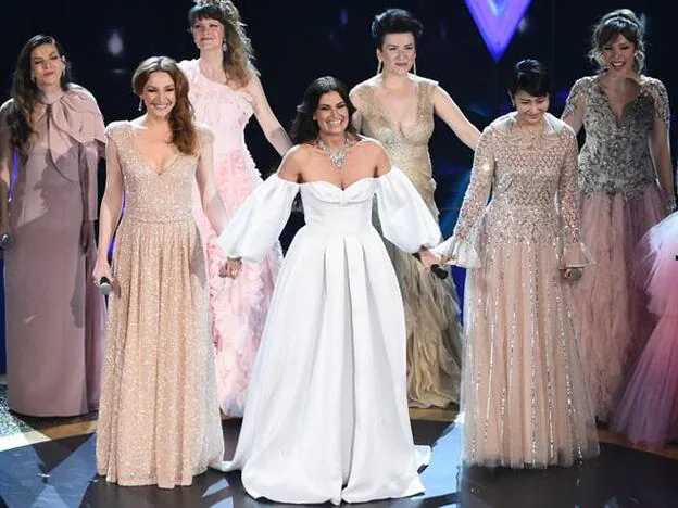 Gisela junto a Idina Menzel y el resto de cantantes que han puesto voy a la canción de Frozen en el escenario de los premios Oscar 2020.