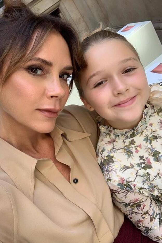 Cómo hacer el moño fácil de bailarina de Harper Seven (la hija de Victoria Beckham) con efecto lifting para rejuvenecer 10 años de forma natural