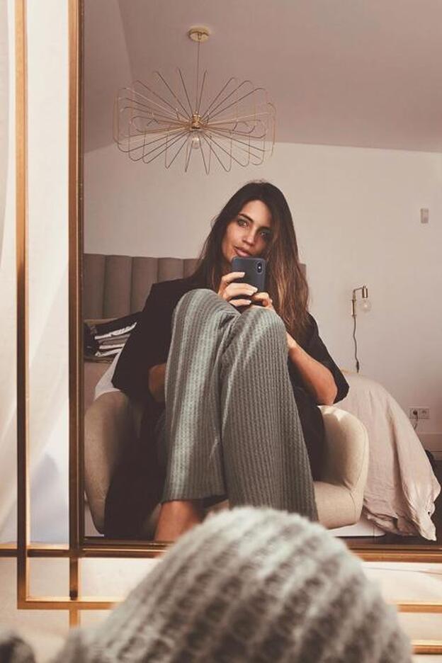 Sara Carbonero lleva los pantalones de pijama que nosotras nos pondríamos para salir a la calle