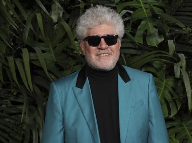 ¿Bufanda sí, bufanda no? El inesperado complemento del que no se separa Pedro Almodóvar (ni las celebrities)