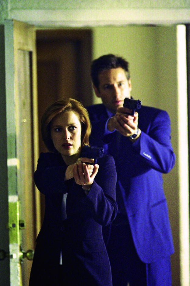 Anderson saltó a la fama, junto al actor David Duchovny, por su papel de la agente Dana Scully en Expediente X, la serie de culto de ciencia ficción de los años 90. La pareja protagonista tuvo hasta un cameo en un capítulo de Los Simpson.