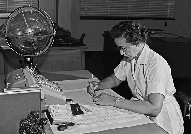 HAMPTON, VA - 1962:  NASA space scientist, and mathematician Katherine Johnson poses for a portrait at her desk with an adding machine and a 'Celestial Training device' at NASA Langley Research Center in 1962 in Hampton, Virginia.  (Photo by NASA/Donaldson Collection/Getty Images)/katherine johnson pionera de la NASA