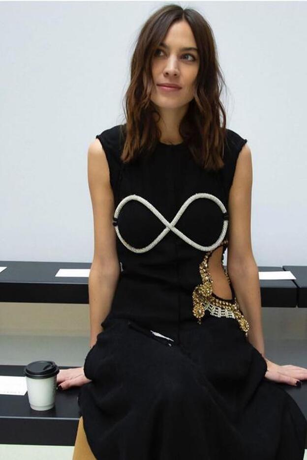 Alexa Chung luce un diseño de JW Anderson