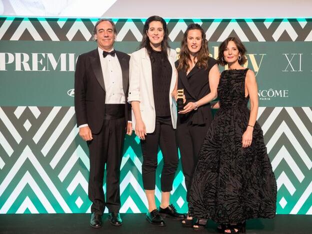 Juan Luis Aguirrezábal, director de Publicidad, Marca y Patrocinio de Iberdrola; Mercedes Castellanos y Silvia Arderíus, de la selección femenina de balonmano de España; y Laura Ruiz de Galarreta, directora general de Taller de Editores