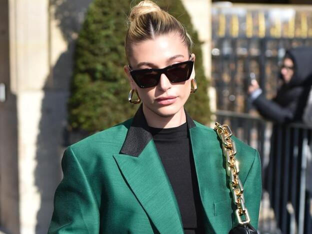 Los 3 looks en un día de Hailey Baldwin con los que confirma la tendencia del monocolor