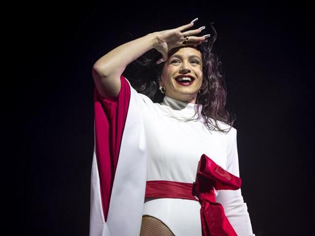 ¿Qué tienen en común Rosalía y Kendall Jenner? Pista: tiene lentejuelas y no lo querrás en el armario