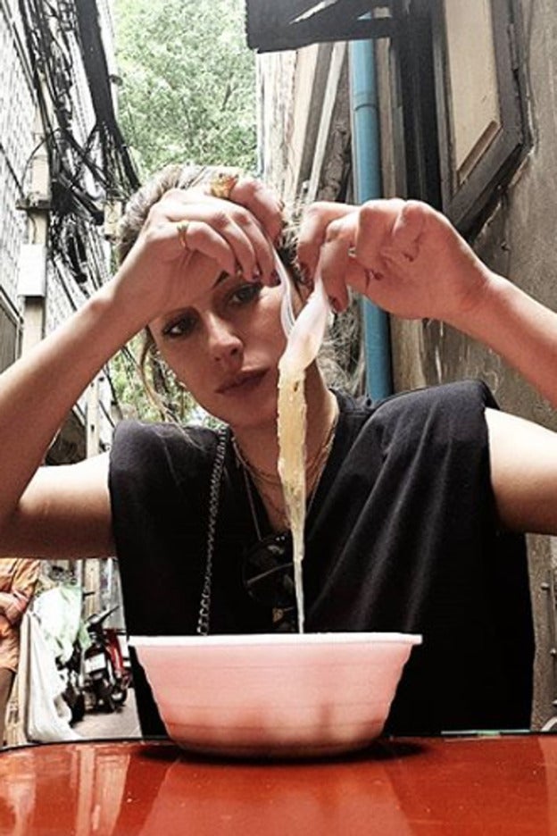 Blanca Suárez lleva la camiseta con hombreras que tienes que tener sí o sí esta primavera