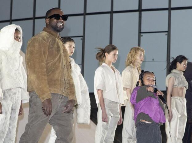 North West actúa en el show de Yeezy y demuestra que sabe cómo acrecentar la fortuna familiar