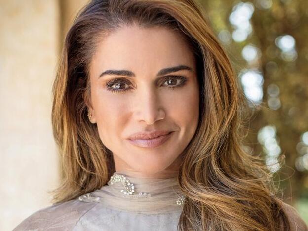 El último look de Rania de Jordania, un vestido blanco similar al que llevó la Reina Letizia