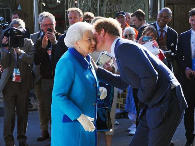 La reunión de cinco horas entre (solo) Harry y la reina Isabel de Inglaterra