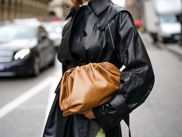 Bolso arrugado: el complemento tendencia de la primavera que arrasa en el street style