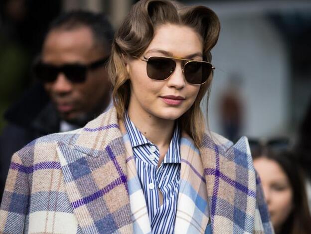 Gigi Hadid mezcla estampados y consigue uno de los mejores looks de la Semana de la Moda de París