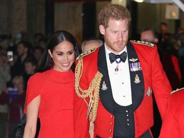 Meghan Markle se despide de la realeza por todo lo alto con el vestido rojo del que están hechos los sueños