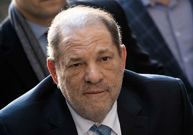 (FILES) In this file photo taken on February 24, 2020 Harvey Weinstein arrives at the Manhattan Criminal Court, in New York City. - Disgraced movie mogul Harvey Weinstein was sentenced to 23 years in prison by a New York judge on March 11, 2020 for rape and sexual assault in a landmark case for the #MeToo movement.Justice James Burke ignored the pleas of Weinstein's defense team to give their client the minimum of five years behind bars, issuing a heavy sentence close to the maximum 29 years allowed. (Photo by Johannes EISELE / AFP)/Harvey Weinstein condenado a 23 años de cárcel