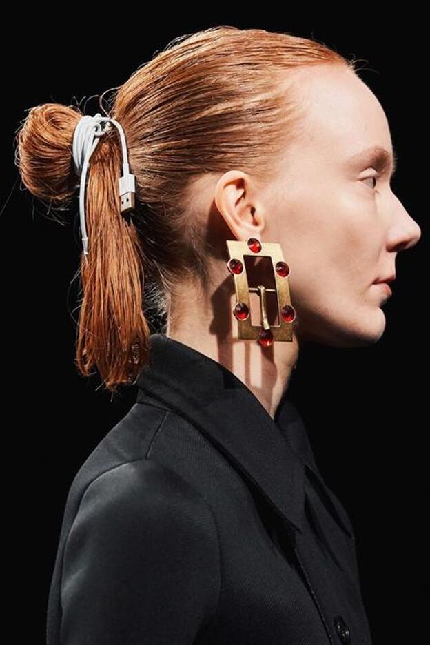 No tires el cable del cargador, Balenciaga los ha convertido en el último accesorio tendencia para el pelo
