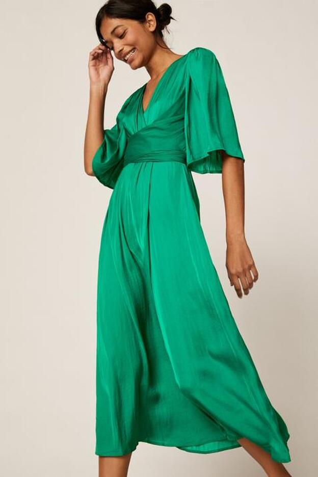 Oysho reversiona su famoso vestido de invitada para las bodas de primavera