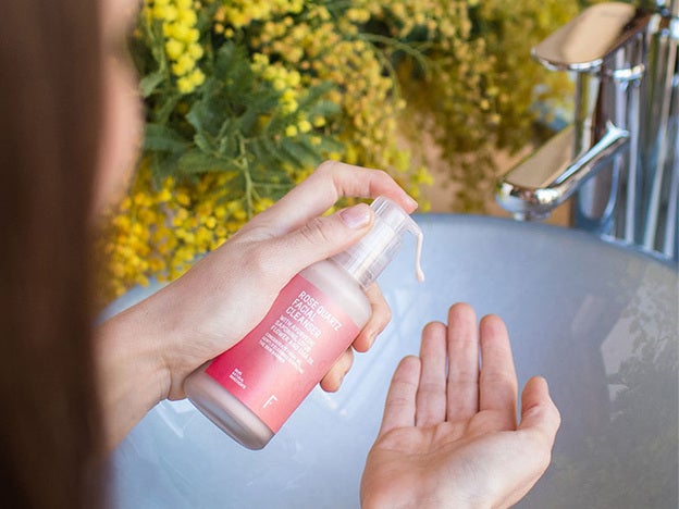 ¿De verdad te puedes limpiar la cara con la misma frecuencia con la que te lavas las manos? Cómo controlar las vías de contagio de coronavirus en el rostro