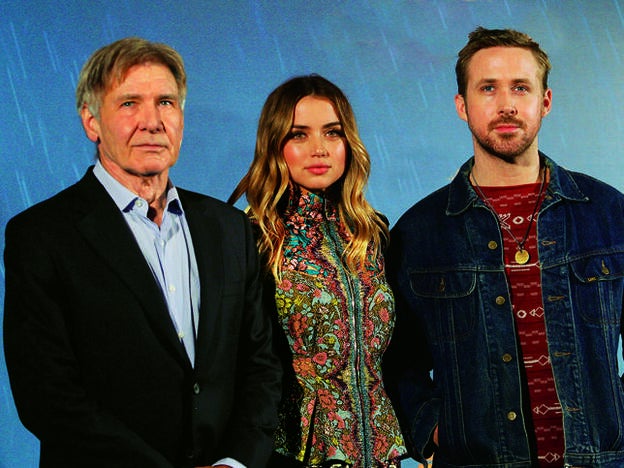 Ana de Armas, rodeada por sus compañeros de reparto en Harrison Ford y Ryan Gosling en 'Blade Runner 2049'.