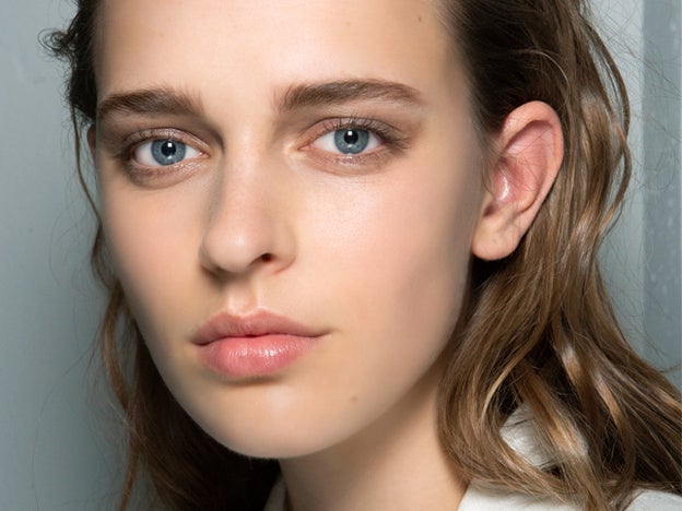 Cejas, nariz, barbilla... Qué pelos te puedes depilar sin problemas y cuáles no deberías arrancarte jamás (es peligroso)