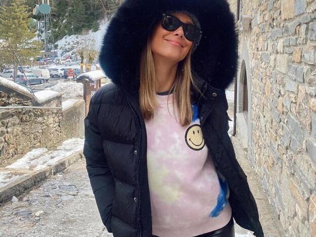 La tendencia tie dye vuelve con el entretiempo al armario de María Pombo