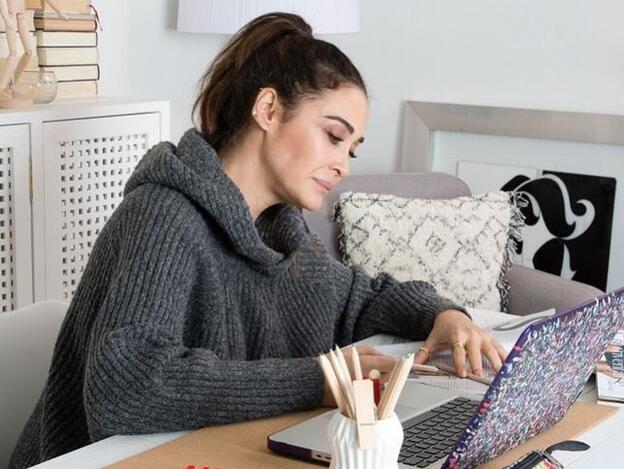 Vicky Martín Berrocal tira de jersey calentito para trabajar desde casa