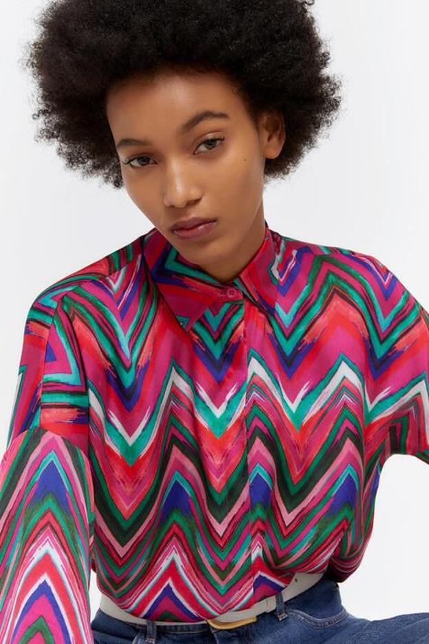 Uterqüe nos los pone difícil: ¿nos llevamos el jersey ochentero o la camisa setentera?