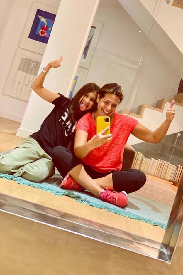 Desde la salsa de tomate de Vicky Martin Berrocal a los muslitos de pollo de Nuria Roca: tenemos las recetas del aislamiento de los famosos